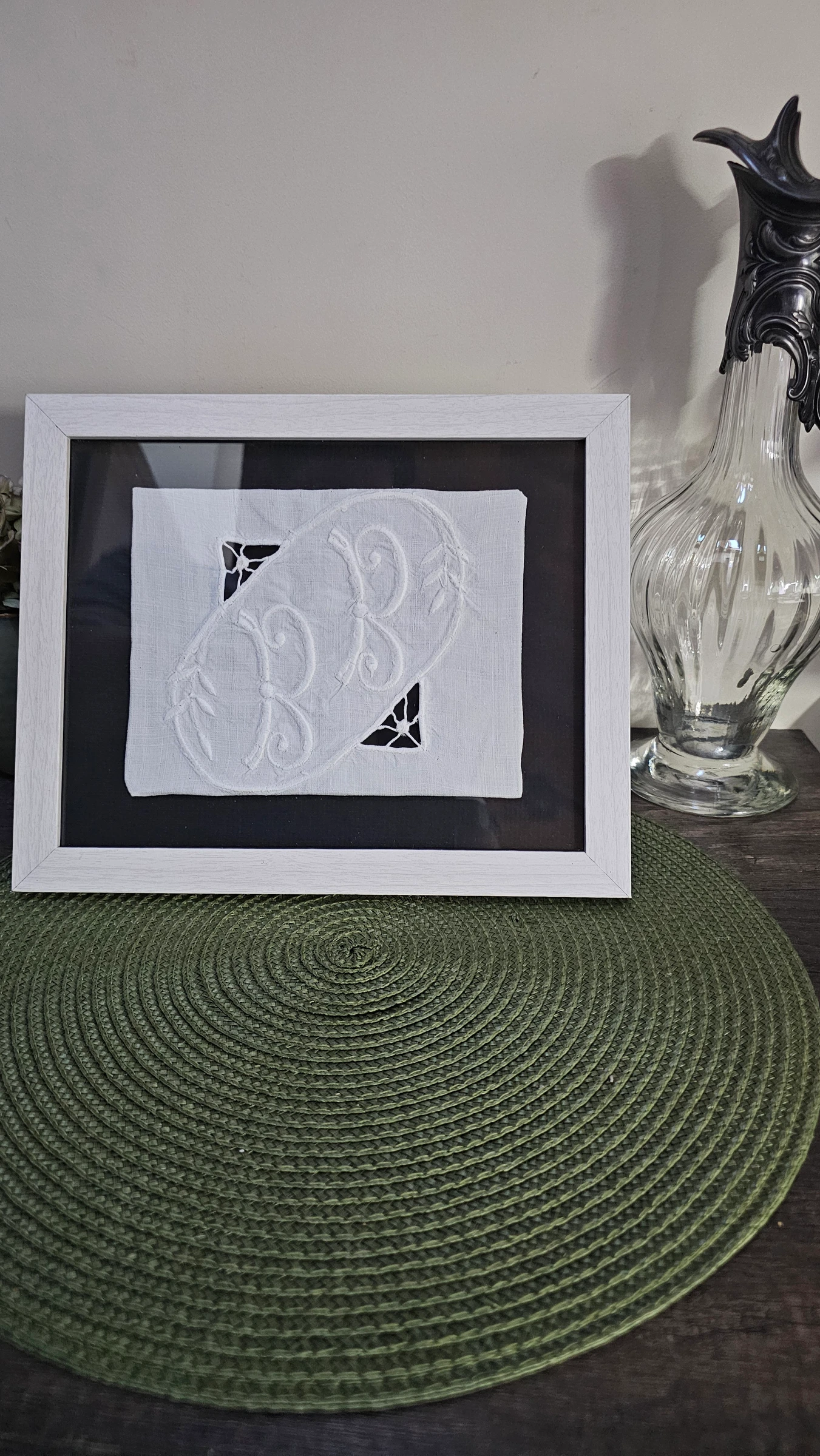 Cadre avec linge ancien monogrammé